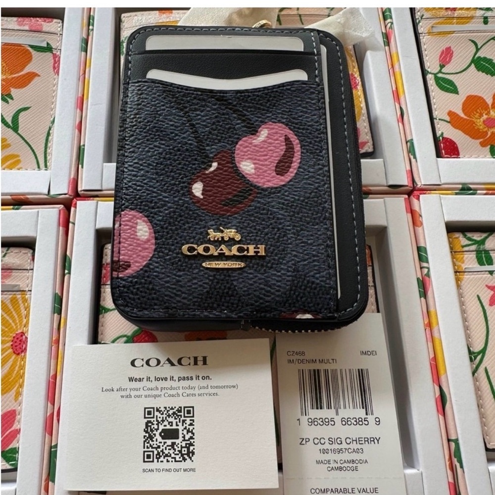 ❤️❤️❤️Coach zip card case with cherry print/gold hardware ❤️❤️❤️